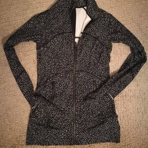 Lululemon contour jacket night view black white 4